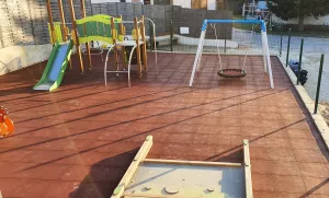 Červená gumová certifikovaná dopadová dlažba FLOMA ProF - délka 50 cm, šířka 50 cm, výška 9 cm