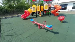 Červená gumová certifikovaná dopadová dlažba FLOMA ProF - délka 50 cm, šířka 50 cm, výška 7 cm