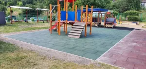 Červená gumová certifikovaná dopadová dlažba FLOMA ProF - délka 50 cm, šířka 50 cm, výška 9 cm