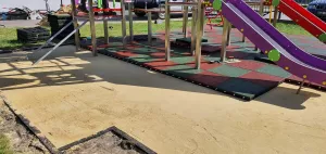 Červená gumová certifikovaná dopadová dlažba FLOMA ProF - délka 50 cm, šířka 50 cm, výška 9 cm