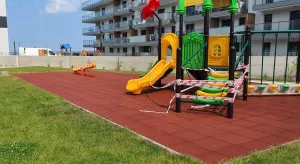 Červená gumová certifikovaná dopadová dlažba FLOMA ProF - délka 50 cm, šířka 50 cm, výška 7,5 cm