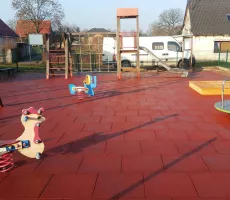 Zelená gumová certifikovaná dopadová dlažba FLOMA ProF - délka 50 cm, šířka 50 cm, výška 7 cm