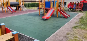 Zelená gumová certifikovaná dopadová dlažba FLOMA ProF - délka 50 cm, šířka 50 cm, výška 7 cm