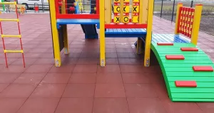 Zelená gumová certifikovaná dopadová dlažba FLOMA ProF - délka 50 cm, šířka 50 cm, výška 7 cm