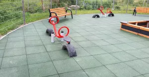 Zelená gumová certifikovaná dopadová dlažba FLOMA ProF - délka 50 cm, šířka 50 cm, výška 7 cm