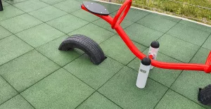 Zelená gumová certifikovaná dopadová dlažba FLOMA ProF - délka 50 cm, šířka 50 cm, výška 7 cm