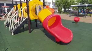 Černá gumová certifikovaná dopadová dlažba FLOMA ProF - délka 50 cm, šířka 50 cm, výška 5 cm