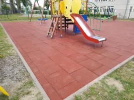Černá gumová certifikovaná dopadová dlažba FLOMA ProF - délka 50 cm, šířka 50 cm, výška 5 cm