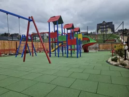 Černá gumová certifikovaná dopadová dlažba FLOMA ProF - délka 50 cm, šířka 50 cm, výška 5 cm