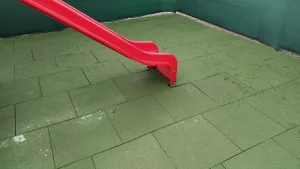 Modrá gumová certifikovaná dopadová dlažba FLOMA ProF - délka 50 cm, šířka 50 cm, výška 6 cm
