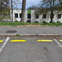 Žlutý plastový parkovací doraz CarStop - délka 78 cm, šířka 10 cm, výška 6 cm
