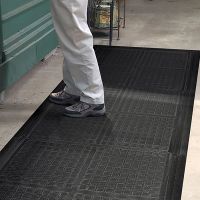 Černá podlahová protiúnavová rohož (střed) - délka 91 cm, šířka 111 cm, výška 1,9 cm F