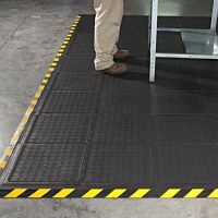 Černo-žlutá podlahová protiúnavová protiskluzová rohož (okraj) - délka 55 cm, šířka 45 cm, výška 2 cm F