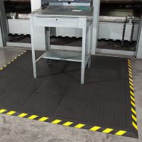 Černo-žlutá podlahová protiúnavová protiskluzová rohož (okraj) - délka 55 cm, šířka 45 cm, výška 2 cm F