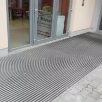 Gumová hliníková kartáčová venkovní vstupní rohož FLOMA Alu Low Extra (Bfl-S1) - délka 60 cm, šířka 90 cm, výška 1 cm