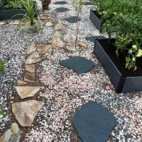Šedý gumový zahradní nášlap (šlapák) FLOMA Natural Stone (kámen) - délka 53 cm, šířka 45 cm, výška 1,8 cm