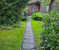 Šedý gumový zahradní nášlap (šlapák) FLOMA Natural Stone (kámen) - délka 53 cm, šířka 45 cm, výška 1,8 cm