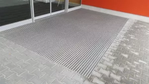 Textilní gumová hliníková kartáčová vstupní rohož FLOMA Alu Low Extra (Bfl-S1) - délka 100 cm, šířka 150 cm, výška 1 cm
