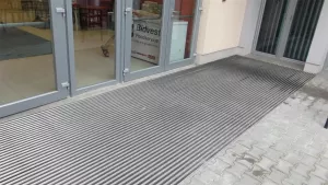 Textilní gumová hliníková kartáčová vstupní rohož FLOMA Alu Low Extra (Bfl-S1) - délka 100 cm, šířka 150 cm, výška 1 cm