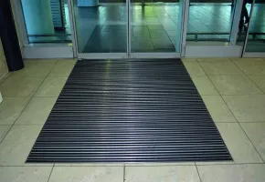 Gumová hliníková kartáčová venkovní vstupní rohož FLOMA Alu Extra (Cfl-S2) - délka 80 cm, šířka 120 cm, výška 2,2 cm