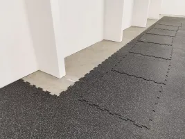 Černo-šedá gumová podlahová deska (puzzle - střed) FLOMA FitFlo SF1050 - délka 95,6 cm, šířka 95,6 cm, výška 1,6 cm