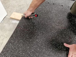 Černo-šedá gumová podlahová deska (puzzle - střed) FLOMA FitFlo SF1050 - délka 95,6 cm, šířka 95,6 cm, výška 1,6 cm