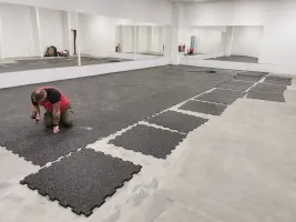 Černo-šedá gumová podlahová deska (puzzle - střed) FLOMA FitFlo SF1050 - délka 95,6 cm, šířka 95,6 cm, výška 1,6 cm