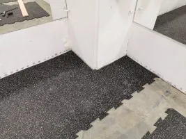 Černo-šedá gumová podlahová deska (puzzle - střed) FLOMA FitFlo SF1050 - délka 95,6 cm, šířka 95,6 cm, výška 1,6 cm