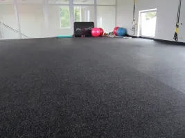 Černo-šedá gumová podlahová deska (puzzle - střed) FLOMA FitFlo SF1050 - délka 95,6 cm, šířka 95,6 cm, výška 1,6 cm