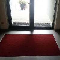 Gumová venkovní vstupní rohož s obvodovou hranou FLOMA DC28 - délka 90 cm, šířka 90 cm, výška 1,4 cm Gumová venkovní vstupní rohož s obvodovou hranou FLOMA DC28 - délka 90 cm, šířka 90 cm, výška 1,4 cm