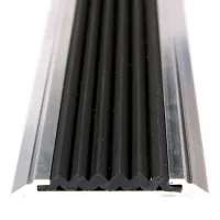 Černá hliníková schodová lišta s protiskluzovým páskem FLOMA Antislip - délka 400 cm, šířka 5,3 cm, výška 0,6 cm