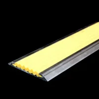 Černá hliníková schodová lišta s protiskluzovým páskem FLOMA Antislip - délka 400 cm, šířka 5,3 cm, výška 0,6 cm