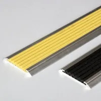 Žlutá hliníková schodová lišta s protiskluzovým páskem FLOMA Antislip - délka 100 cm, šířka 5,3 cm, výška 0,6 cm