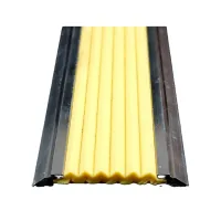 Žlutá hliníková schodová lišta s protiskluzovým páskem FLOMA Antislip - délka 100 cm, šířka 5,3 cm, výška 0,6 cm