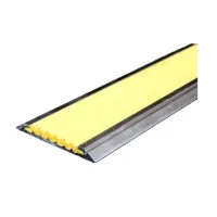 Žlutá hliníková schodová lišta s protiskluzovým páskem FLOMA Antislip - délka 100 cm, šířka 5,3 cm, výška 0,6 cm