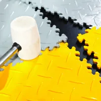 Modrý plastový (PVC) nájezd Fortelock Industry (kůže) - délka 51 cm, šířka 14 cm, výška 0,7 cm