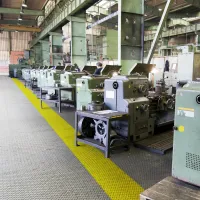 Šedý plastový (PVC) rohový nájezd Fortelock Industry (kůže) - délka 14 cm, šířka 14 cm, výška 0,7 cm