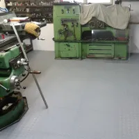 Grafitový plastový (PVC) rohový nájezd Fortelock Industry (penízky) - délka 14 cm, šířka 14 cm, výška 0,7 cm