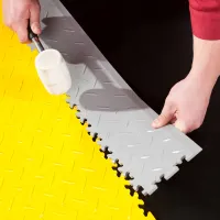 Zelený plastový (PVC) rohový nájezd Fortelock Industry (penízky) - délka 14 cm, šířka 14 cm, výška 0,7 cm