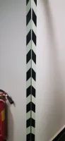 Bílo-černá fotoluminiscenční ochrana rohů zdí, stěn (L-profil) - délka 150 cm, šířka 5 x 5 cm, tloušťka 0,55 cm