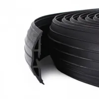 Černý plastový kabelový most - délka 900 cm, šířka 7,6 cm, výška 1,1 cm