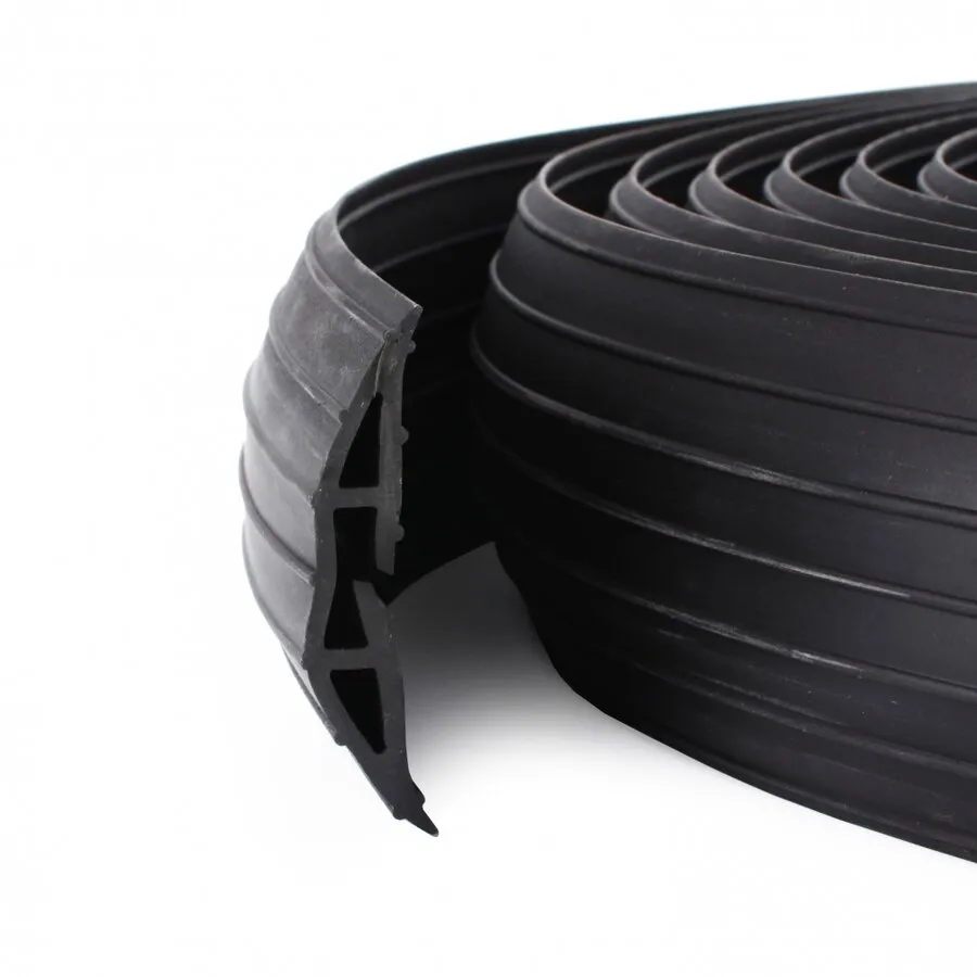 Černý plastový kabelový most - délka 900 cm, šířka 7,6 cm, výška 1,1 cm