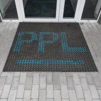 Červený plastový čisticí kartáč pro rohože OctoMat, OctoMat Elite