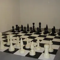 Černo-šedá plastová hra FLOMA Šachy - délka 425 cm, šířka 425 cm