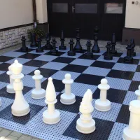 Černo-šedá plastová hra FLOMA Šachy - délka 425 cm, šířka 425 cm