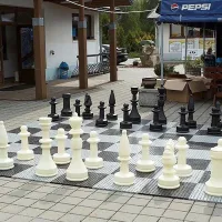 Černo-šedá plastová hra FLOMA Šachy - délka 425 cm, šířka 425 cm