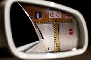 Černo-žlutá levá výstražná páska - délka 33 m, šířka 10 cm