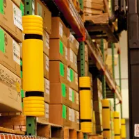 Žlutá plastová ochrana regálů (chránič) pro stojiny regálů 60-85 mm McCue - šířka 12,6 cm, výška 55 cm