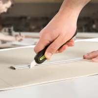 Černo-zelený plastový univerzální samozatahovací nůž SLICE - délka 15,4 cm, šířka 3,6 cm, výška 2,2 cm