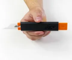 Černo-oranžový plastový odjehlovací nůž SLICE - délka 16,5 cm, šířka 2,3 cm, výška 0,8 cm